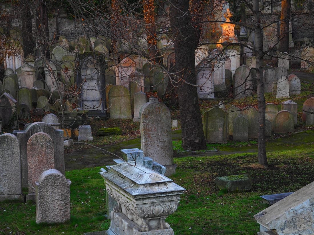 historic jewish cemetery in prague