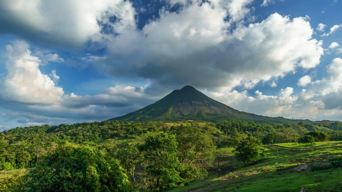 picture of a green mountain in costa Rica