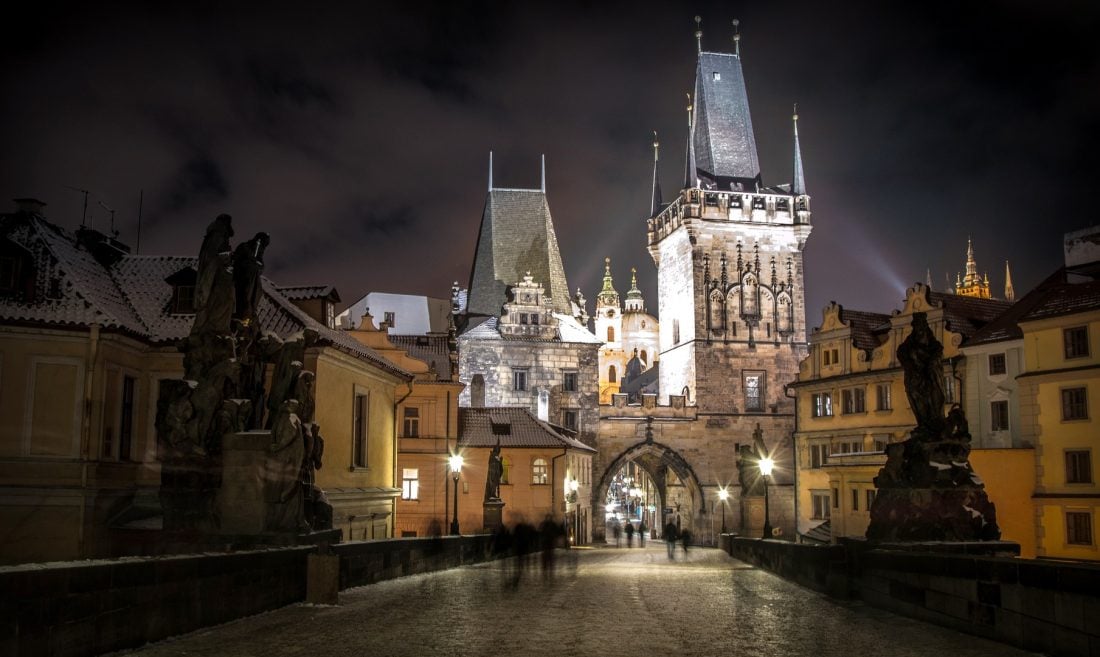 How to spend a weekend in prague - charles bridge at night